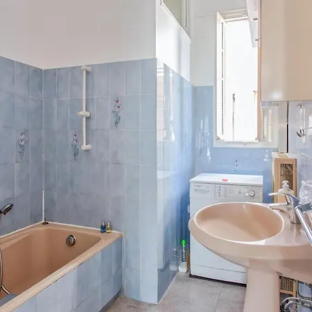 Charming 1br With Balcony And Ac In 10 Min From The Beach - Welkeys Apartment *