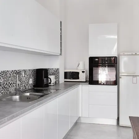 Charming 1br With Balcony And Ac In 10 Min From The Beach - Welkeys Apartment *